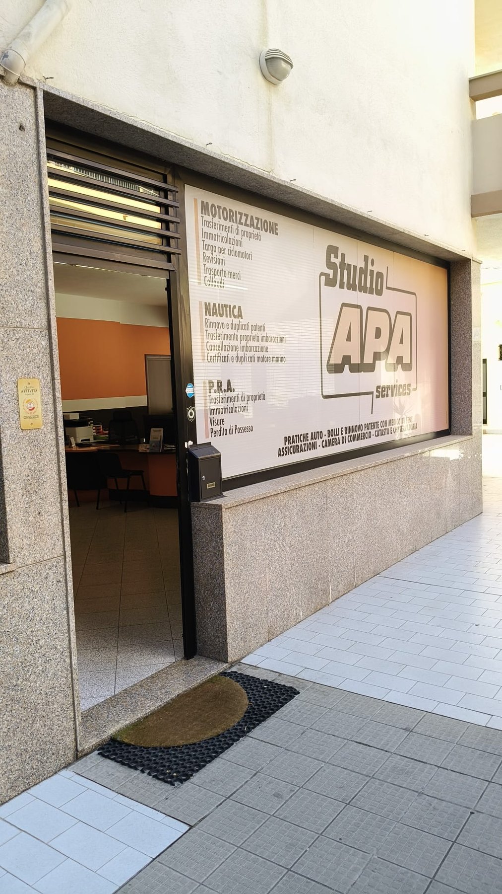 Ingresso esterno senza barriere architettoniche di Studio APA Services ad Alghero