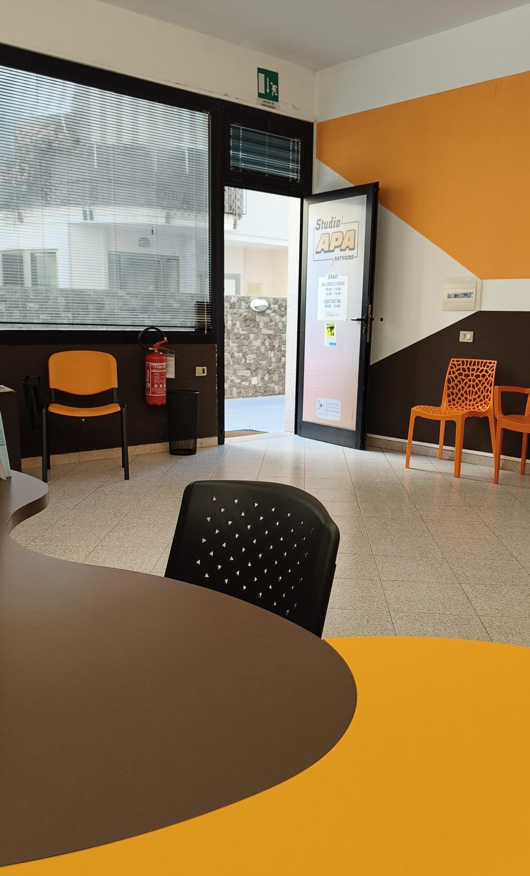 Ingresso interno al piano terra di Studio APA Services ad Alghero